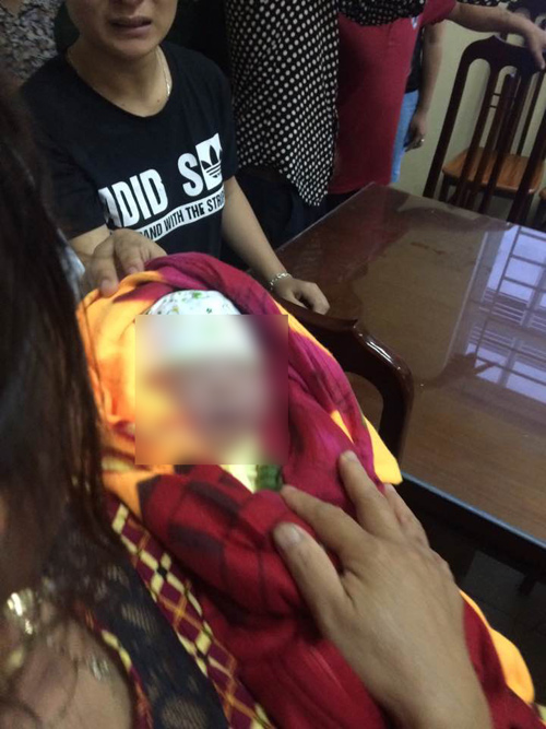 HN: Người nhà mang xác hài nhi đặt lên bàn giám đốc BV HN: Người nhà mang xác hài nhi đặt lên bàn giám đốc BV
