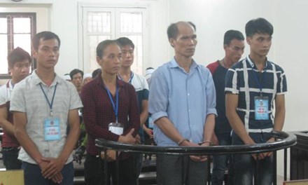 Cả gia đình lĩnh án vì giết chết hàng xóm Cả gia đình lĩnh án vì giết chết hàng xóm