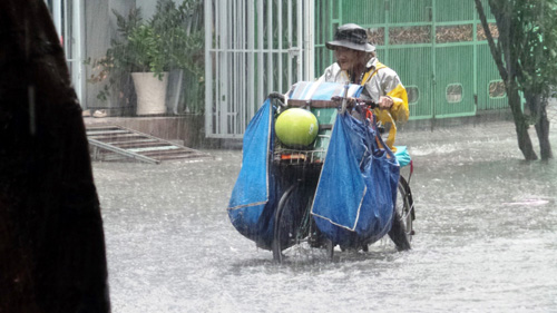 Người Sài Gòn rẽ sóng về nhà sau trận mưa như trút nước - 2