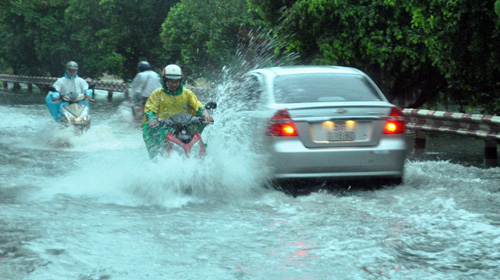 Người Sài Gòn rẽ sóng về nhà sau trận mưa như trút nước - 3