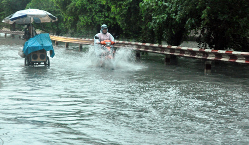 Người Sài Gòn rẽ sóng về nhà sau trận mưa như trút nước - 6