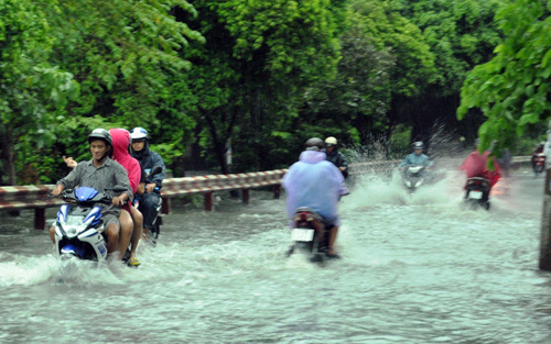 Người Sài Gòn rẽ sóng về nhà sau trận mưa như trút nước - 4