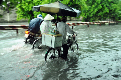 Người Sài Gòn rẽ sóng về nhà sau trận mưa như trút nước - 8