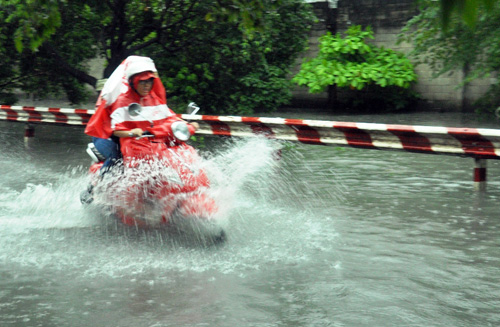 Người Sài Gòn rẽ sóng về nhà sau trận mưa như trút nước - 5