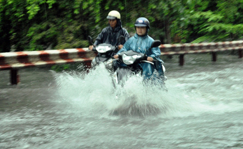 Người Sài Gòn rẽ sóng về nhà sau trận mưa như trút nước - 7