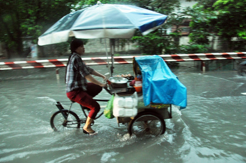 Người Sài Gòn rẽ sóng về nhà sau trận mưa như trút nước - 9