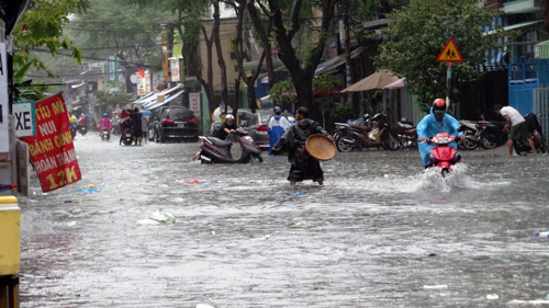 Người Sài Gòn rẽ sóng về nhà sau trận mưa như trút nước - 10