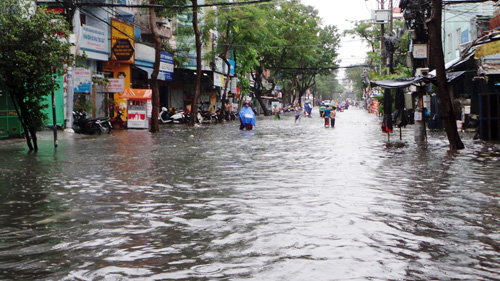 Người Sài Gòn rẽ sóng về nhà sau trận mưa như trút nước - 11