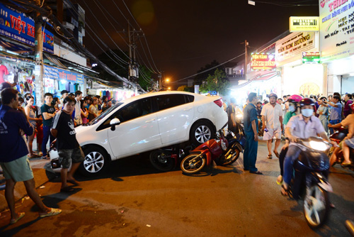Clip: Ô tô “điên” cuốn 6 xe máy vào gầm ở Sài Gòn - 2