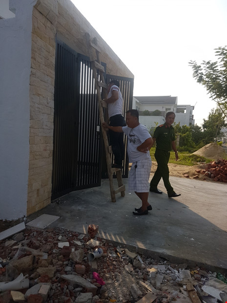 Cướp đột nhập phòng ngủ, đòi cưỡng hiếp nữ chủ nhà Cướp đột nhập phòng ngủ, đòi cưỡng hiếp nữ chủ nhà