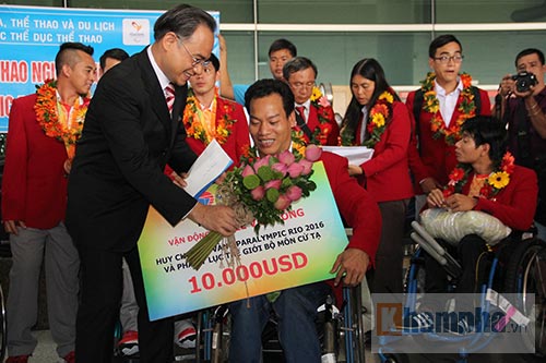 HCV Paralympic Lê Văn Công nhận “mưa” tiền thưởng HCV Paralympic Lê Văn Công nhận “mưa” tiền thưởng
