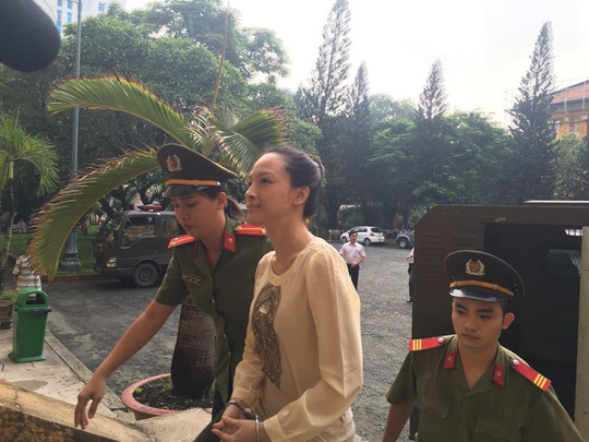Hoa hậu Phương Nga khai có hợp đồng tình cảm với đại gia Hoa hậu Phương Nga khai có hợp đồng tình cảm với đại gia