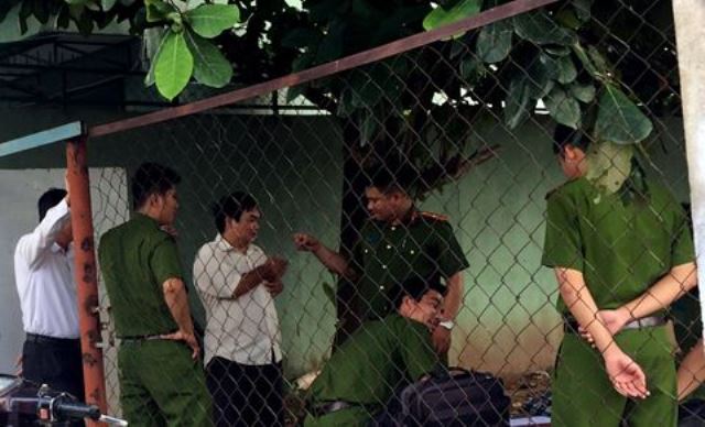 Vợ say rượu, chồng đâm chết rồi ôm dao cố thủ trong nhà Vợ say rượu, chồng đâm chết rồi ôm dao cố thủ trong nhà
