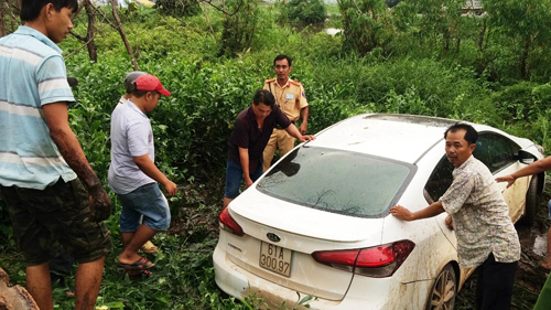 Chở thuốc lá lậu gây tai nạn, tài xế lao ôtô xuống kênh Chở thuốc lá lậu gây tai nạn, tài xế lao ôtô xuống kênh