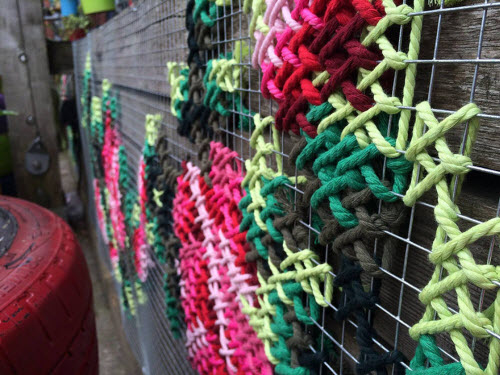 Lạ kỳ những bức tường &#34;đan len&#34; ở Tây Ban Nha - 4