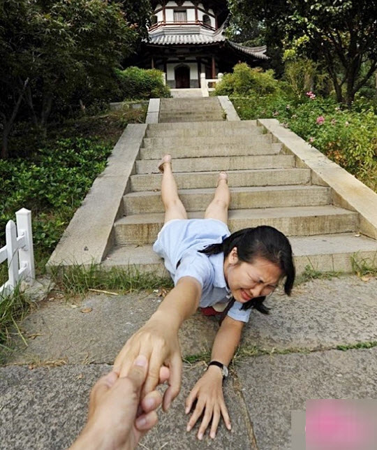 chang trai loi ban gai le let khap the gian gay "bao" - 3