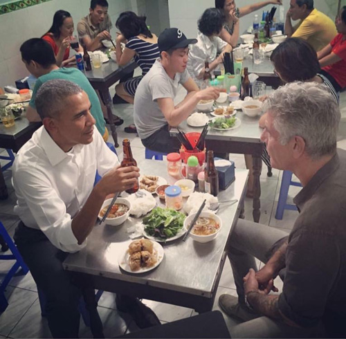 Quán &#34;bún chả Obama&#34; liên tục &#34;cháy&#34; hàng - 1