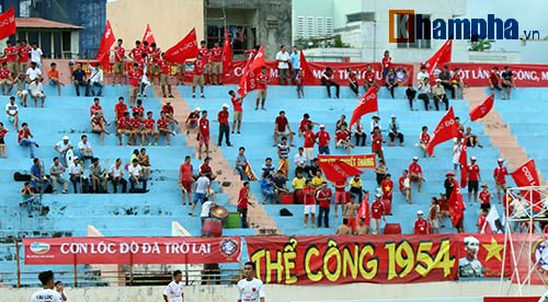 HLV Calisto cùng Long An mừng vé trụ hạng V-League HLV Calisto cùng Long An mừng vé trụ hạng V-League