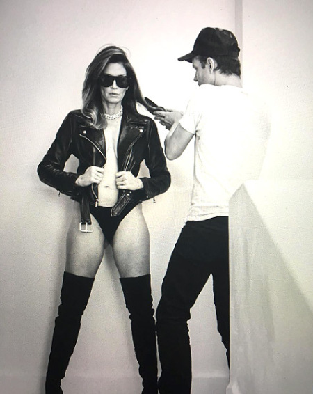 Siêu mẫu Cindy Crawford tung ảnh &#34;nóng&#34; ở tuổi 50 - 1