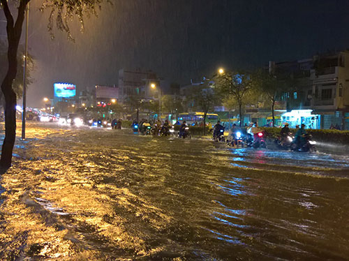 Chiều Sài Gòn: Phố hóa thành sông...dân "bơi" về nhà! Chiều Sài Gòn: Phố hóa thành sông...dân "bơi" về nhà!
