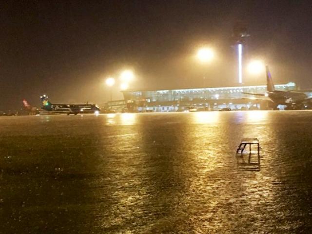 Mưa kỷ lục ở TP.HCM: Sân bay Tân Sơn Nhất ngập sâu 30cm