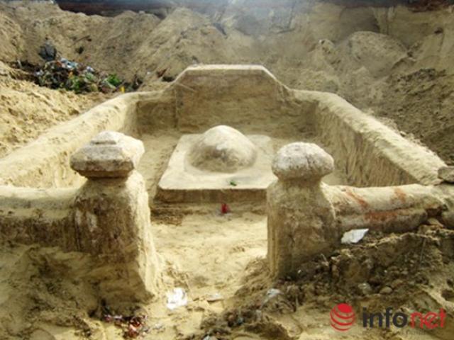 Ngôi mộ “lạ” trước khu vực di chỉ văn hóa đình làng Khuê Bắc