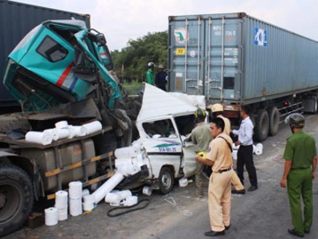 Ô tô 7 chỗ bị vo tròn, ép chặt giữa 2 container sau tai nạn