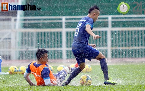 ĐT Việt Nam dầm mình trong "biển nước" do Sài Gòn mưa to - 8