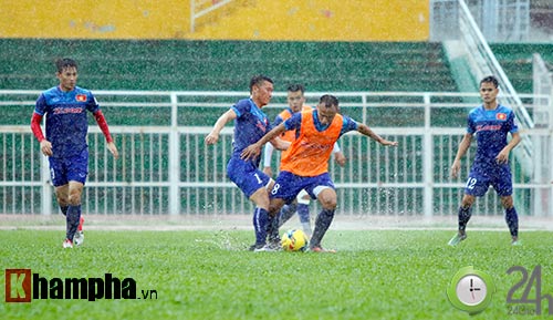 ĐT Việt Nam dầm mình trong "biển nước" do Sài Gòn mưa to - 2