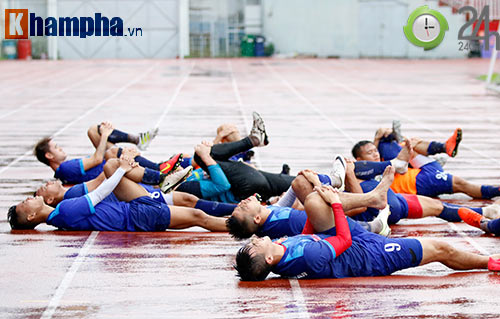 ĐT Việt Nam dầm mình trong "biển nước" do Sài Gòn mưa to - 10