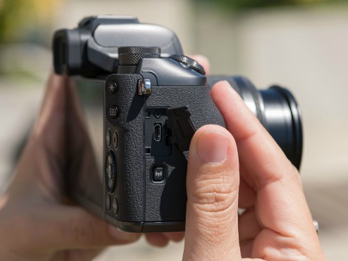 Canon EOS M5 - camera không gương lật đầu tiên của Canon - 9