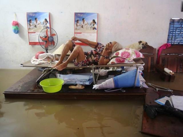 20 giờ sau trận mưa lịch sử, người SG vẫn “bơi” trong nước