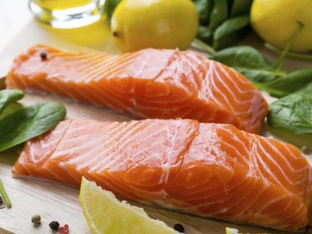 Chuyên gia bác tin ăn cá hồi nuôi bị ung thư