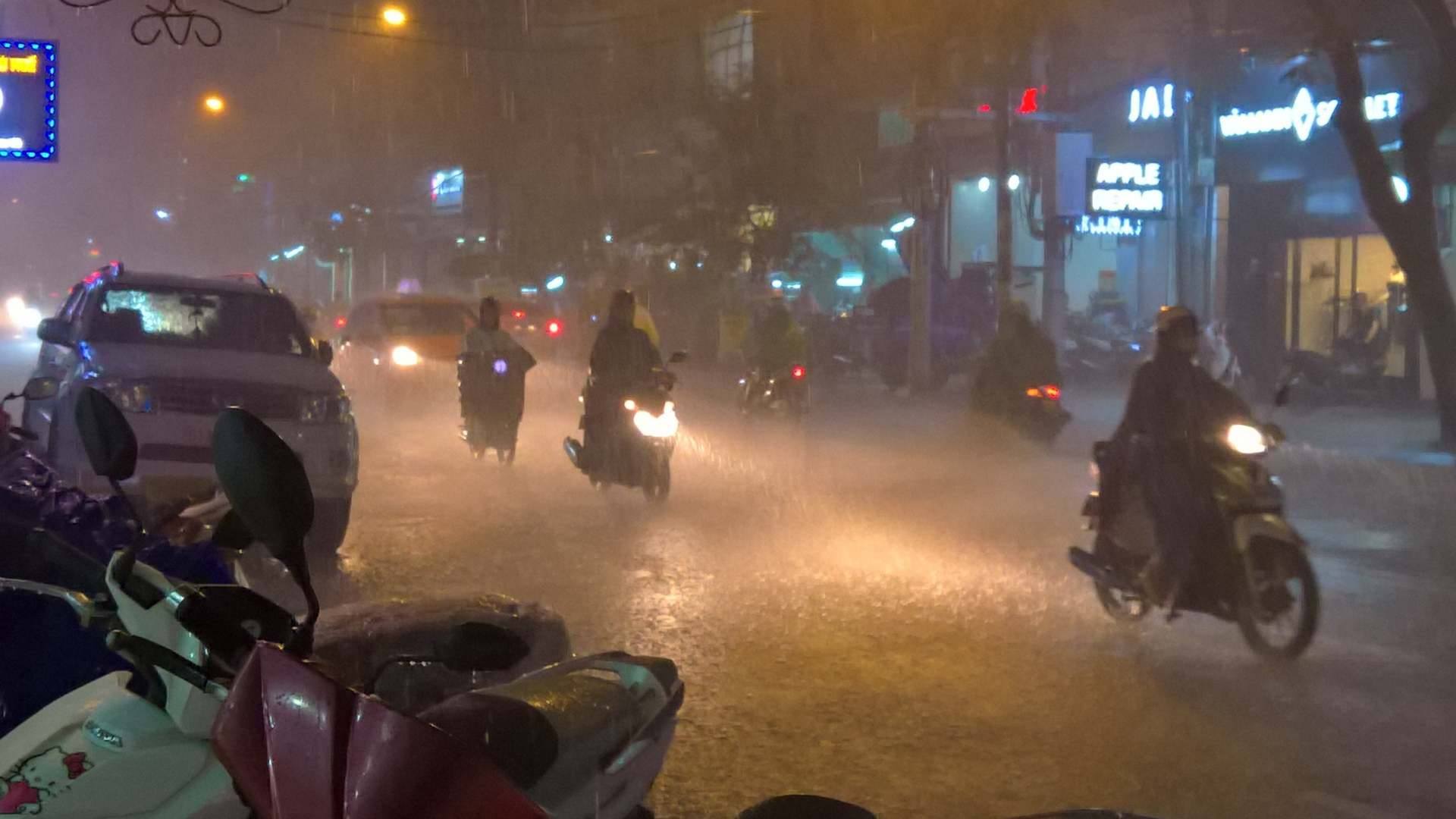 TP.HCM lại mưa mù trời: Ngập nước, giao thông tê liệt TP.HCM lại mưa mù trời: Ngập nước, giao thông tê liệt