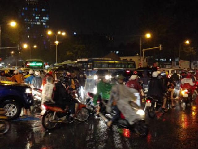 TP.HCM lại mưa mù trời: Ngập nước, giao thông tê liệt
