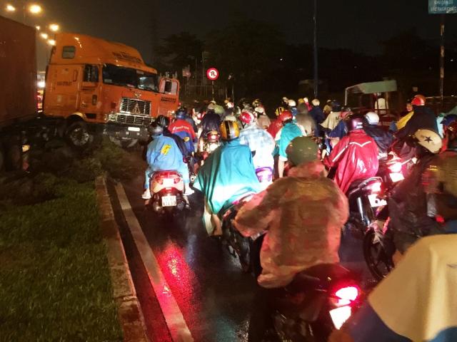 Xe container đại náo trong mưa, nhiều người “rớt tim”