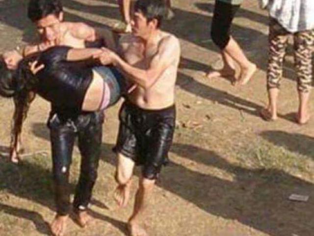 Không biết bơi, anh trai bất lực nhìn nước cuốn em gái