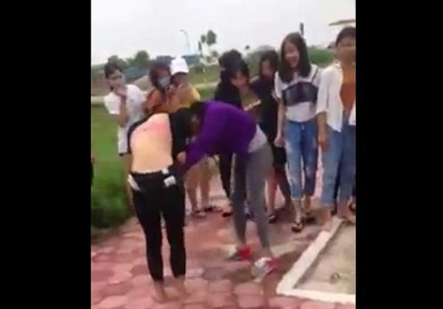 Xôn xao nữ sinh cấp 3 ở Hải Dương đánh nhau dã man Xôn xao nữ sinh cấp 3 ở Hải Dương đánh nhau dã man
