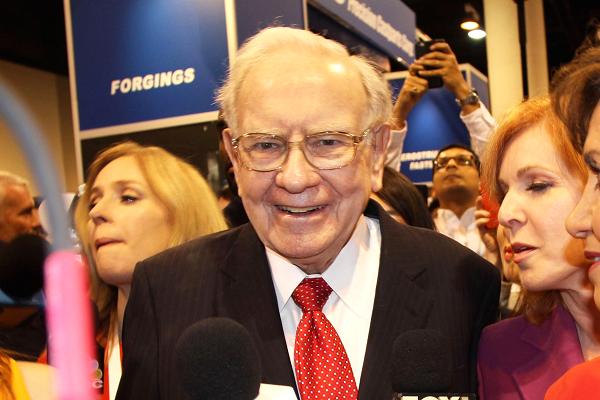 Warren Buffett vẫn "rất hạnh phúc" với chỉ 100.000 đô la một năm - 1