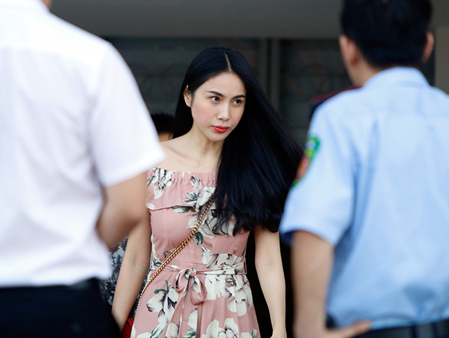Người đẹp của Công Vinh phấn khích với các chàng trai CLB TPHCM Người đẹp của Công Vinh phấn khích với các chàng trai CLB TPHCM