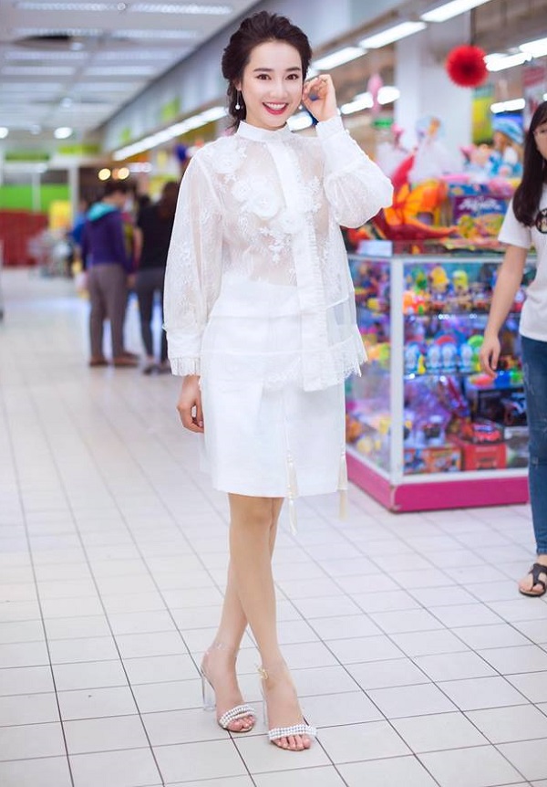 Bạn gái Trường Giang hiếm khi mặc táo bạo thế này đi siêu thị Bạn gái Trường Giang hiếm khi mặc táo bạo thế này đi siêu thị