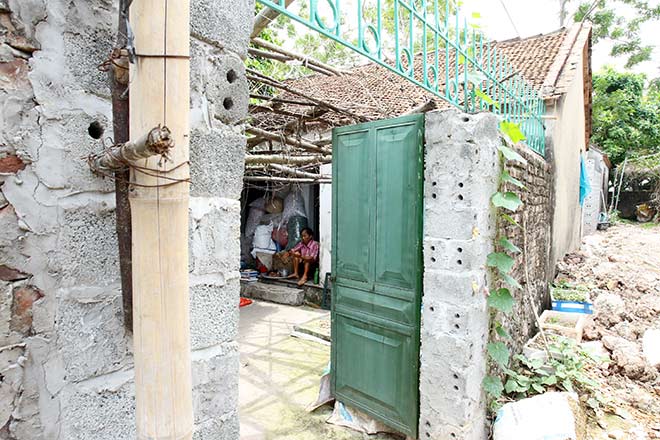 Bi kịch của người mẹ bán đất cho con du học nhận lại "trái đắng" Bi kịch của người mẹ bán đất cho con du học nhận lại "trái đắng"