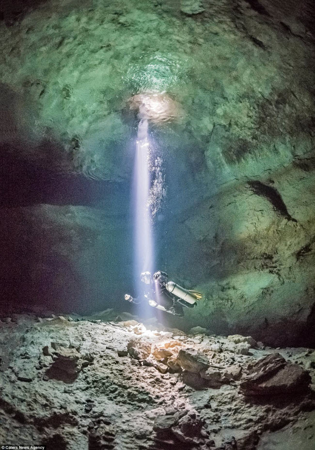 Hình ảnh ngoạn mục đến khó tin bên trong hang động ngầm dưới đáy đại dương - 3