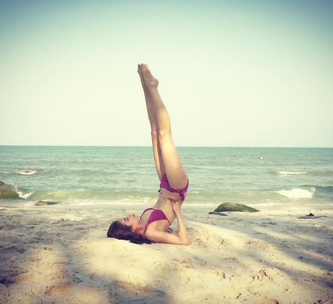 Mặc nội y, bikini tập yoga, mỹ nữ Vbiz gợi cảm gấp bội phần - 5
