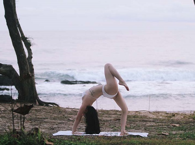 Mặc nội y, bikini tập yoga, mỹ nữ Vbiz gợi cảm gấp bội phần - 13