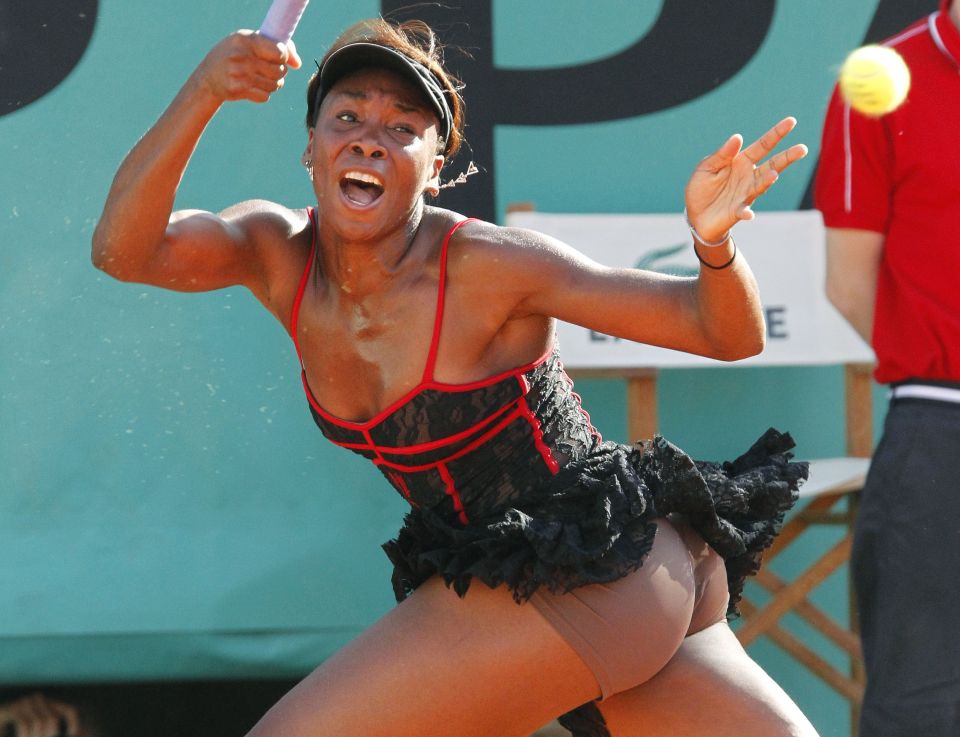 Tròn mắt ngắm váy tennis ngắn cũn cỡn như váy ngủ, nội y Tròn mắt ngắm váy tennis ngắn cũn cỡn như váy ngủ, nội y