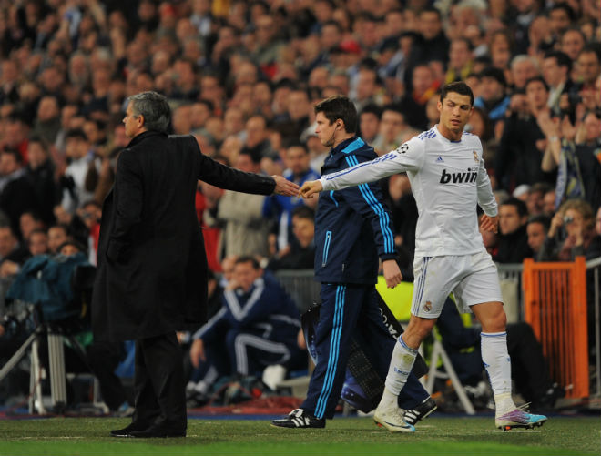 Mourinho giải lời nguyền số 7 MU: Phế bỏ Ronaldo, lập mưu cuỗm Sanchez Mourinho giải lời nguyền số 7 MU: Phế bỏ Ronaldo, lập mưu cuỗm Sanchez