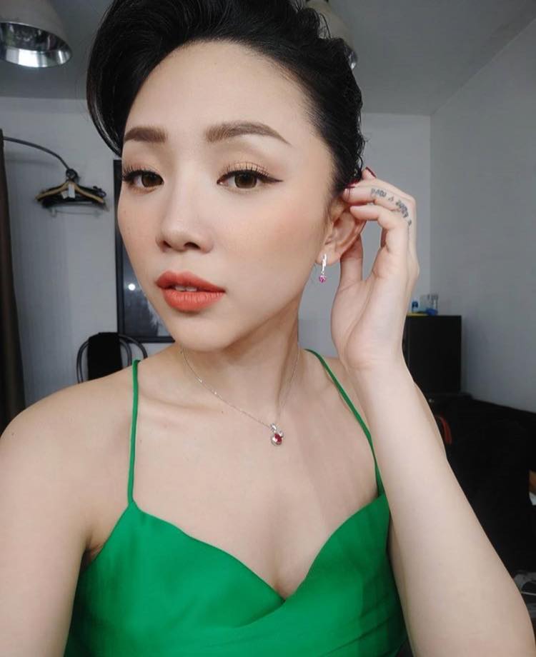 Bối rối vì Tóc Tiên mặc áo hai dây xẻ sâu hun hút ở nhà - ảnh 3 Bối rối vì Tóc Tiên mặc áo hai dây xẻ sâu hun hút ở nhà - ảnh 3