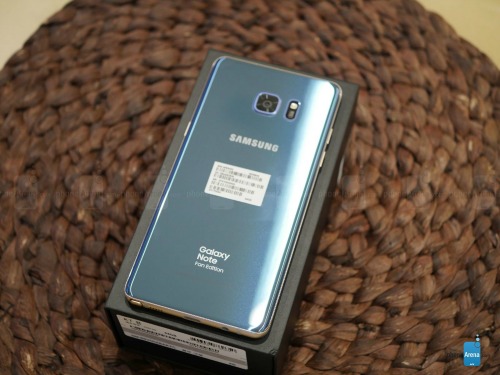 Video: Mở hộp Samsung Galaxy Note Fan Edition - 2