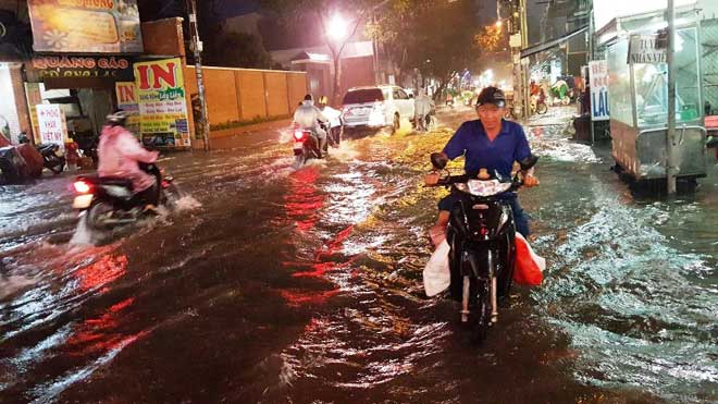 Mưa “chớp mắt” từ chiều, đến nửa đêm Sài Gòn vẫn còn ngập Mưa “chớp mắt” từ chiều, đến nửa đêm Sài Gòn vẫn còn ngập